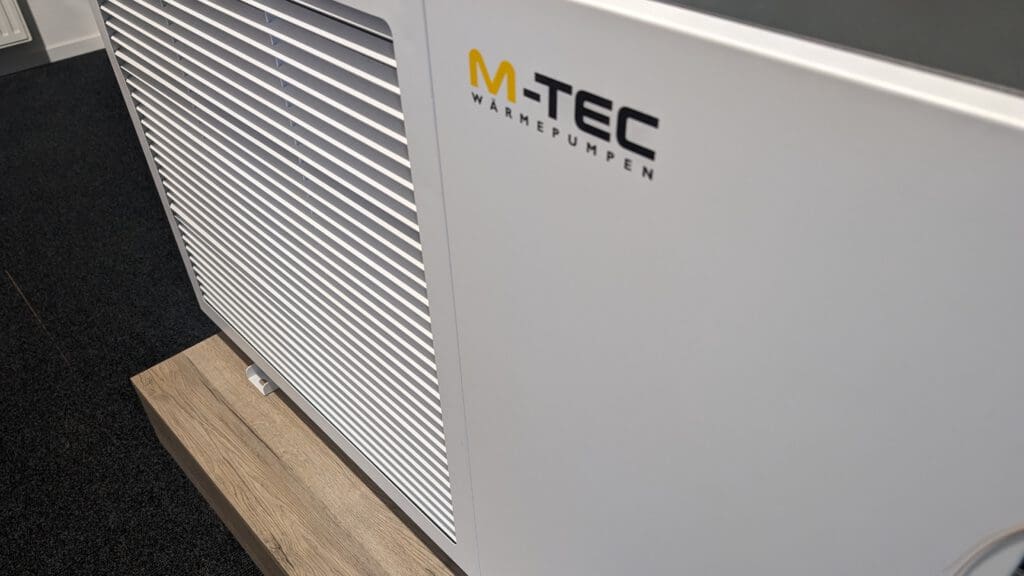 Un dispositivo bianco su un pezzo di legno. Il dispositivo è bianco con il logo M-TEC sulla parte superiore.